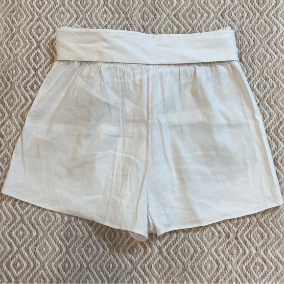 Alice + Olivia White Linen Shorts with Bow, Small - Picture 4 of 4